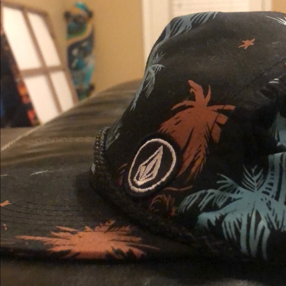 Volcom Trucker Hat - Picture 2 of 4